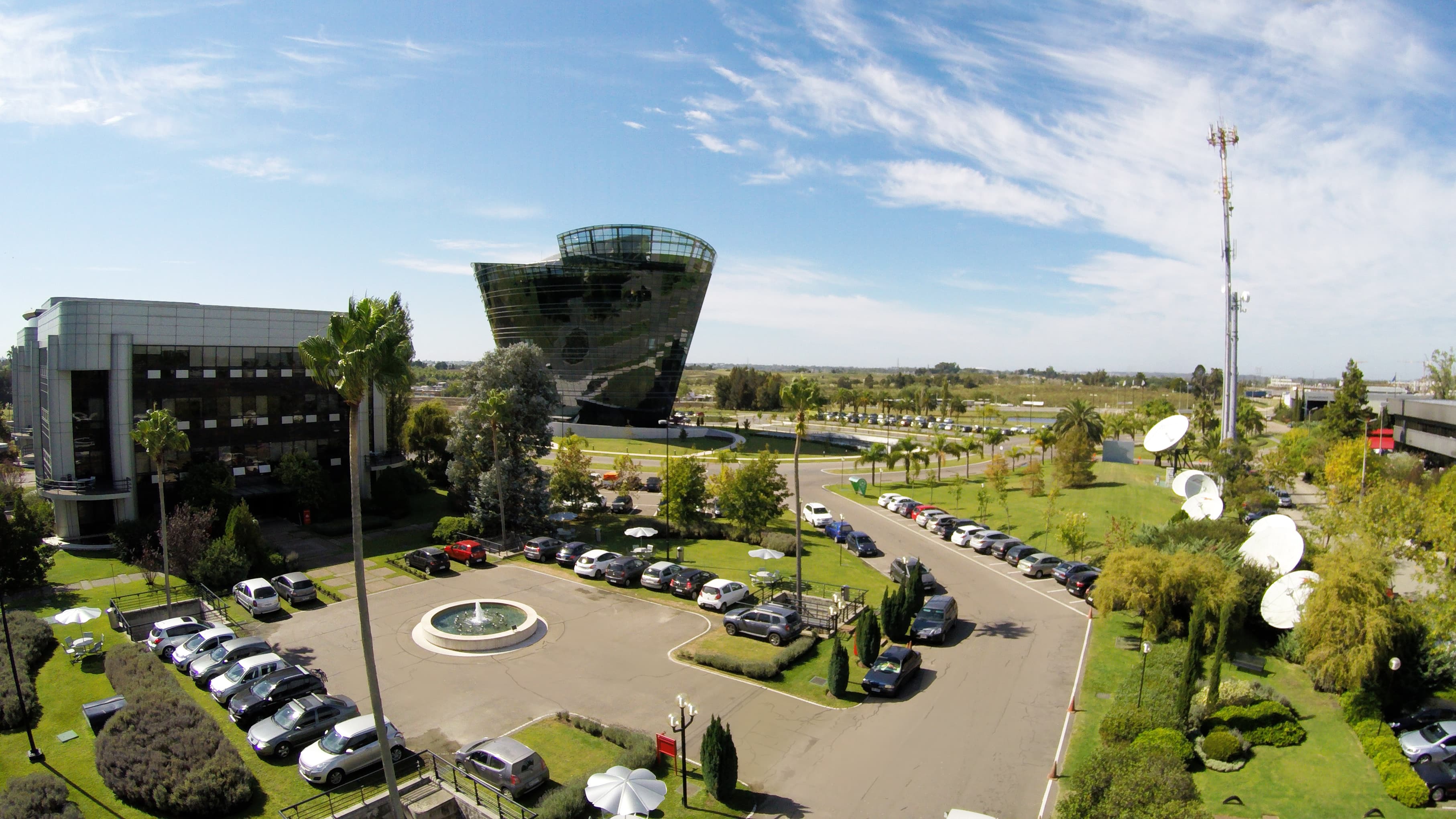 Torre y edificios del campus de Zonamerica desde el aire
