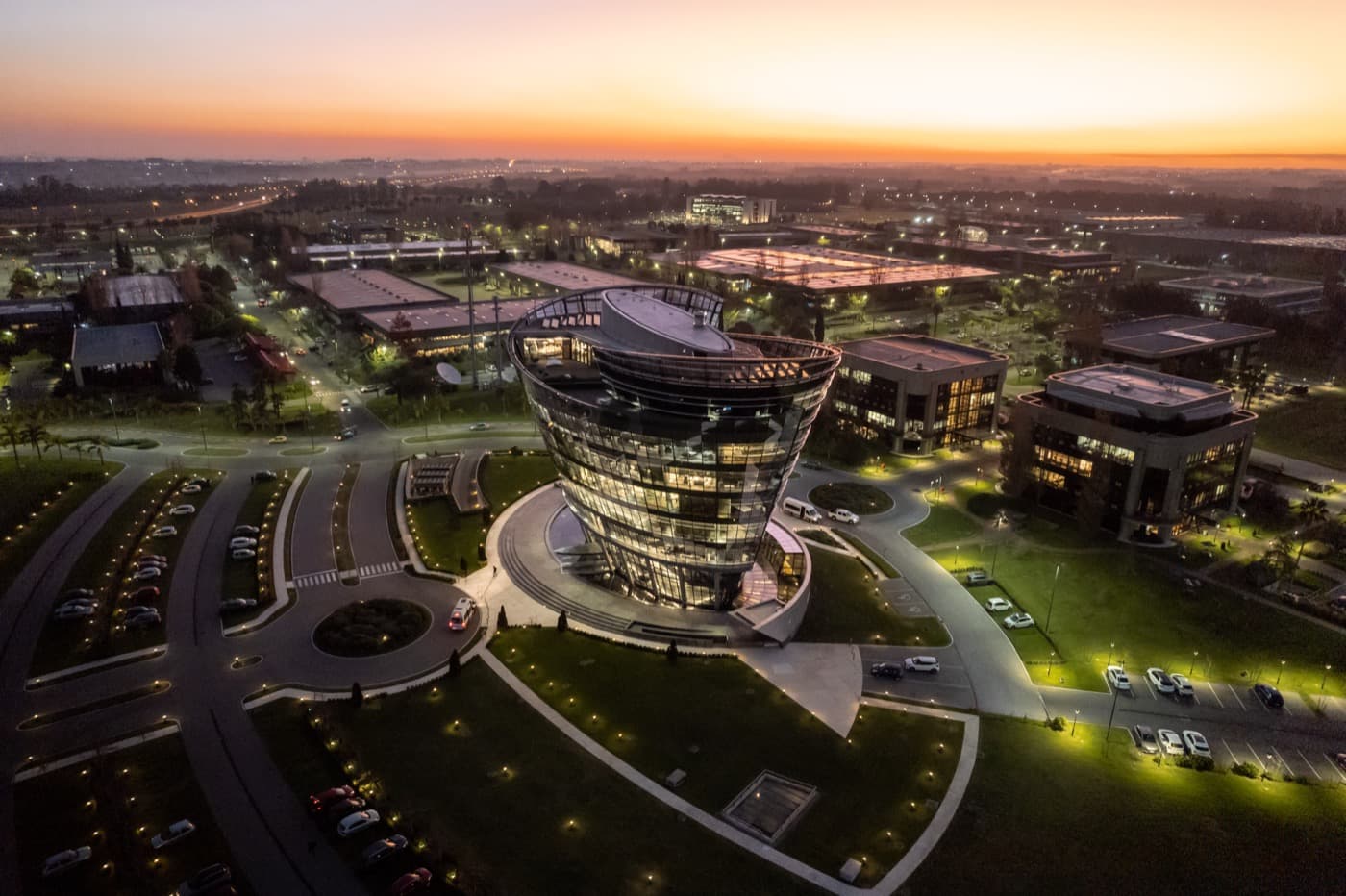 Torre del campus de Zonamerica al atardecer